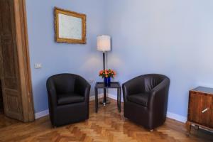 A seating area at Spaccanapoli Comfort Suites