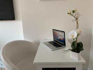 Televízia a/alebo spoločenská miestnosť v ubytovaní Relax & Comfort Redona 8 Green Oasis near City Centre