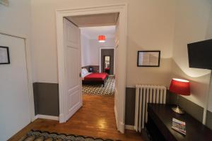 A television and/or entertainment centre at Spaccanapoli Comfort Suites