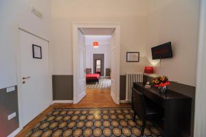 A television and/or entertainment centre at Spaccanapoli Comfort Suites