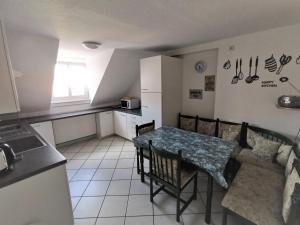 Η κουζίνα ή μικρή κουζίνα στο Hotel-Pension zum Hirsch