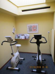 um ginásio com duas bicicletas de exercício num quarto em La Prada - 2 Zimmerwohnung mit 40m2 für max. 3 Personen em Laax