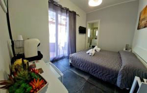 un dormitorio con una cama con un animal de peluche en SCRUSCIU HOME, en Terrasini