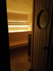 una pequeña sauna con espejo en una habitación en Rezerwat Wielin, en Wielin