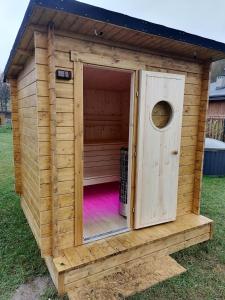 una casa de perros de madera con suelo rosa en Rezerwat Wielin, en Wielin