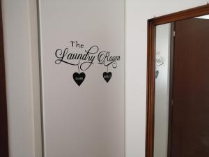 eine Wandverkleidung mit Waschraum und Herzen in der Unterkunft Casa la Pianca in Menaggio