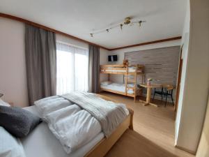 Posteľ alebo postele v izbe v ubytovaní B&B Pension Karlsdorfer Hof