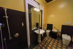 A bathroom at Spaccanapoli Comfort Suites