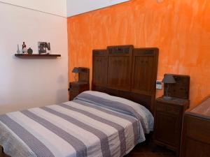 Dormitorio pequeño con cama y lavamanos en Le casette di Marilena Agave Iucca, en Pantelleria