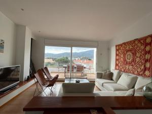 Posedenie v ubytovaní Beachfront Duplex with Terrace and Sea Views -