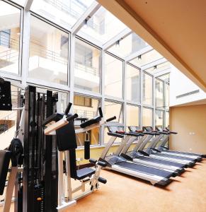 Posilňovňa alebo fitness centrum v ubytovaní Hengshan Picardie Hotel
