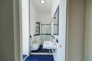 A bathroom at Spaccanapoli Comfort Suites