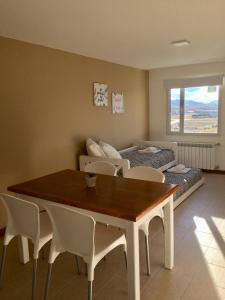 Go Patagonia! في إل كالافاتي: غرفة معيشة مع طاولة وكراسي وأريكة
