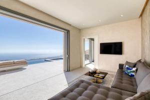 Santorini Sky, Luxury Resort TV 또는 엔터테인먼트 센터