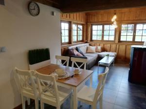 a living room with a table and chairs and a couch at Domek w Górach Chatka Rogasiowa in Rytro