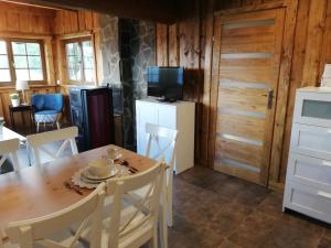 TV a/nebo společenská místnost v ubytování Domek w Górach Chatka Rogasiowa