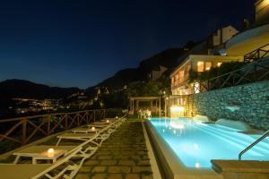 Bazén v ubytování Hotel Il Pino nebo v jeho okolí