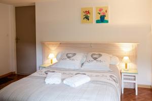 ein Schlafzimmer mit einem Bett mit zwei Kissen darauf in der Unterkunft La Beuratte in Cornimont