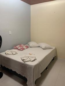 een bed in een kamer met twee handdoeken erop bij Apartamento Central in Guaramiranga