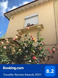 een raam aan de zijkant van een huis met een plant bij A casa do bairro in Lissabon