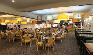 une salle à manger avec des tables et des chaises ainsi qu'un restaurant dans l'établissement Nightcap at Westside Hotel, à Laverton