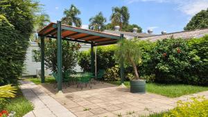 une pergola avec une table et des chaises sur une terrasse dans l'établissement Studio Mangales, à Santa Cruz de la Sierra