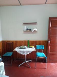a table and two chairs in a room at Lo de Su in Salta