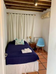 ein Schlafzimmer mit einem blauen Bett und einem blauen Stuhl in der Unterkunft Entre Faros in Punta del Este + 64 Fotos