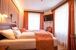 a hotel room with a bed and a window at Gasthof Lend-Platzl in Graz