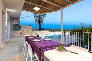 uma sala de jantar com uma mesa e vista para o oceano em Villa Ferrante em Marina di Ragusa