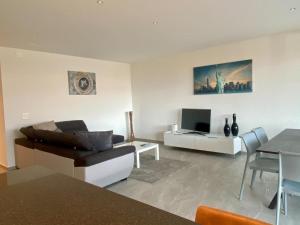 sala de estar con sofá y TV en Appartamento Lungolago, en Locarno