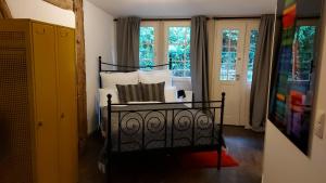 Ein Bett oder Betten in einem Zimmer der Unterkunft Manoir -1654- historisch schlafen in Monschaus Altstadt