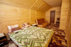 Villa Na uzlissi في ميغوفو: غرفة نوم بسرير وكرسي في غرفة