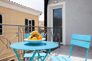 - une corbeille de fruits assise sur une table sur un balcon dans l'établissement Naluna Boutique Apartment Lefkada Town, à Leucade