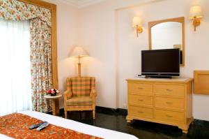 TV a/nebo společenská místnost v ubytování Savoy Suites Noida