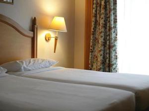 Postel nebo postele na pokoji v ubytování Savoy Suites Noida