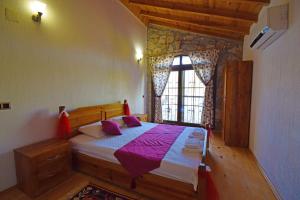 En eller flere senge i et værelse på Villa Kayakoy 1 - Private Stone Villa + 27 billeder