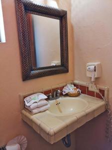 bagno con lavandino e specchio di Hotel Casa Morena a San Miguel de Allende