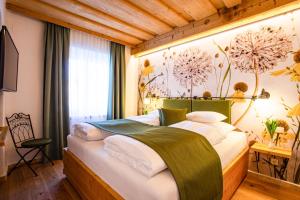 a bedroom with a large bed in a room at Gasthof Lend-Platzl in Graz