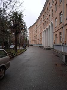 una calle vacía frente a un gran edificio en Silence, en Kutaisi