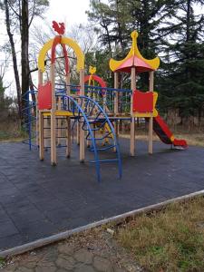 um parque infantil com um escorrega e uma estrutura de jogos em Silence em Kutaisi