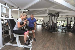 Fitness center at/o fitness facilities sa Châlet dans parc de loisirs 5 étoiles