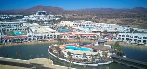 Bazén v ubytování Sands Beach Active Resort nebo v jeho okolí