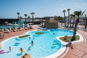 Bazén v ubytování Sands Beach Active Resort nebo v jeho okolí