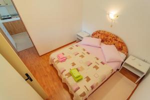 1 dormitorio pequeño con 1 cama en una habitación en Apartment Dumičić 2 en Rab