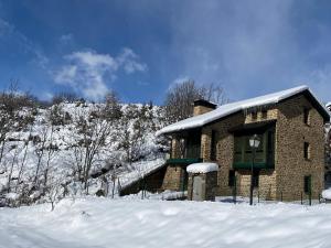 Apartamentos dúplex en Casa Rural Fundanal en Hoz de Jaca during the winter