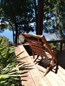 un banc en bois installé au-dessus d'une terrasse dans l'établissement Casa Shuhari, à Morro de São Paulo