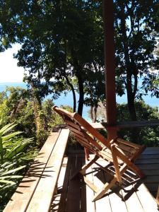 einem Holzstuhl auf einer Veranda in der Unterkunft Casa Shuhari in Morro de São Paulo
