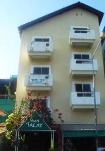 un edificio alto con balcones y un letrero para una panadería en Baan Talay en Pattaya South