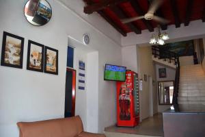 sala de estar con sofá y máquina de refrescos en Hotel Andalucía Inn, en Santa Marta
